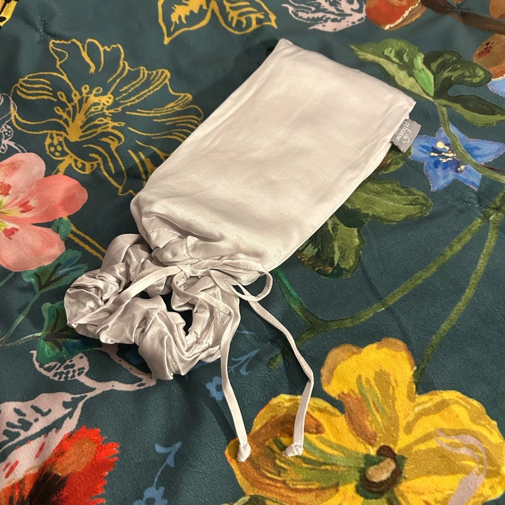NWT PJ Harlow Satin Pillowcase w/ Scrunchie- Standard Size Silver w/ Pouch